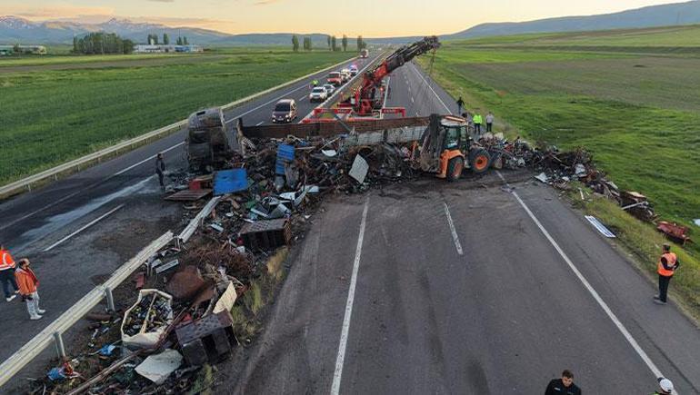 Erzurum'da bariyerlere çarpan tır alev aldı! Sürücü son anda kurtuldu 6 Erzurum'da bariyerlere çarpan tır alev aldı! Sürücü son anda kurtuldu