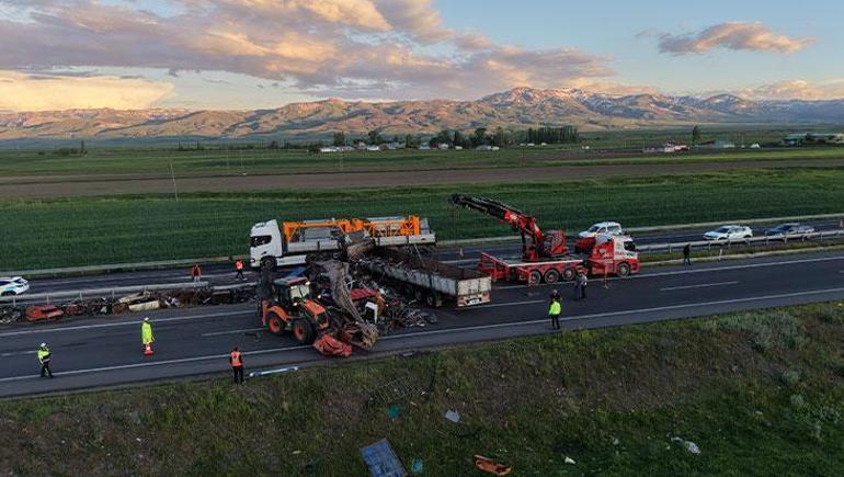Erzurum'da bariyerlere çarpan tır alev aldı! Sürücü son anda kurtuldu 7 Erzurum'da bariyerlere çarpan tır alev aldı! Sürücü son anda kurtuldu