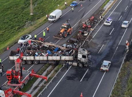 Erzurum’da bariyerlere çarpan tır alev aldı! Sürücü son anda kurtuldu