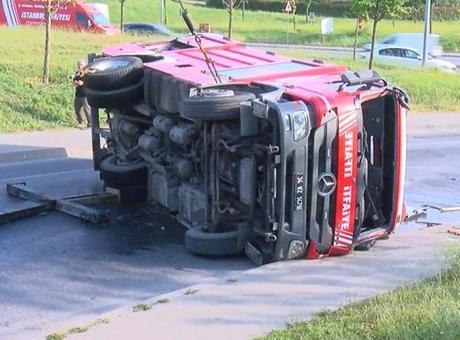 Esenler’de yangından dönen itfaiye aracı devrildi: 2 yaralı