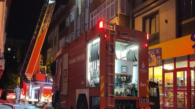Esenyurt’ta korkutan yangın! 4 katlı binanın çatısı bir anda alev aldı 3 Esenyurt’ta korkutan yangın! 4 katlı binanın çatısı bir anda alev aldı