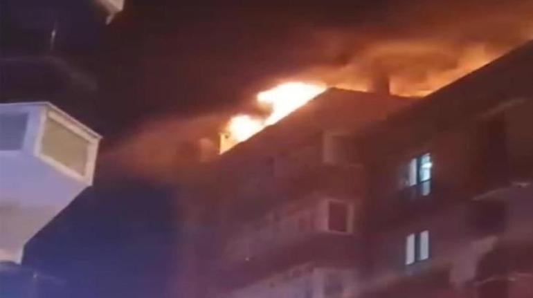 Esenyurt’ta korkutan yangın! 4 katlı binanın çatısı bir anda alev aldı 4 Esenyurt’ta korkutan yangın! 4 katlı binanın çatısı bir anda alev aldı