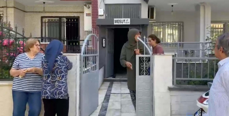 Eşini silahla öldürüp kızını yaraladı