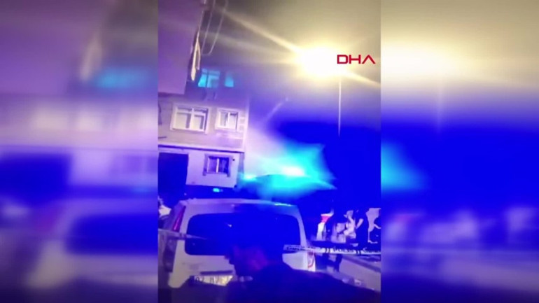 Fatihte evlat kabusu: Mahalleli kapıyı tekmeleyerek içeri girmeye çalıştı