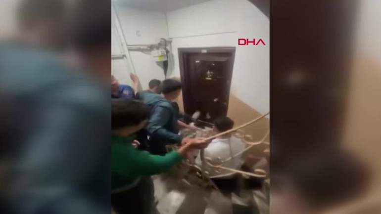 Fatihte evlat kabusu: Mahalleli kapıyı tekmeleyerek içeri girmeye çalıştı