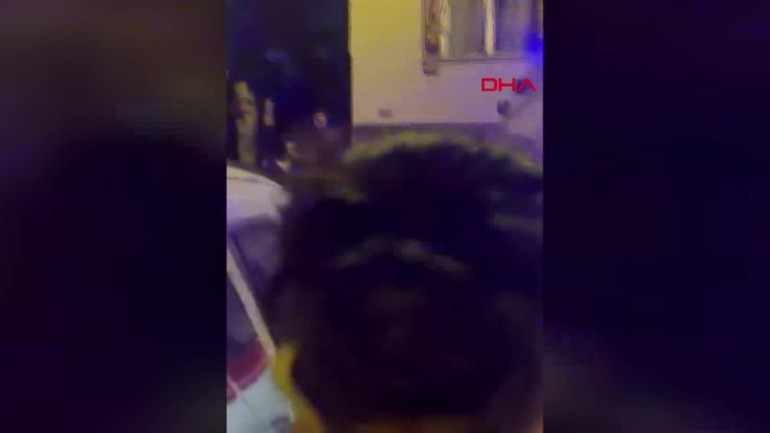 Fatihte evlat kabusu: Mahalleli kapıyı tekmeleyerek içeri girmeye çalıştı