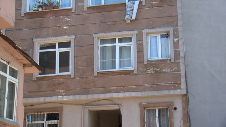 Fatihte evlat kabusu: Mahalleli kapıyı tekmeleyerek içeri girmeye çalıştı