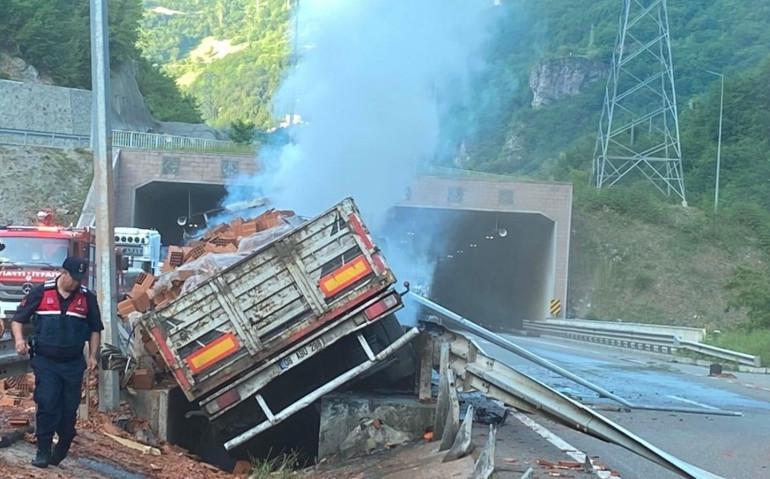 Feci kaza… Bariyerlere çarpan kamyon alev alev yandı: 1 ölü