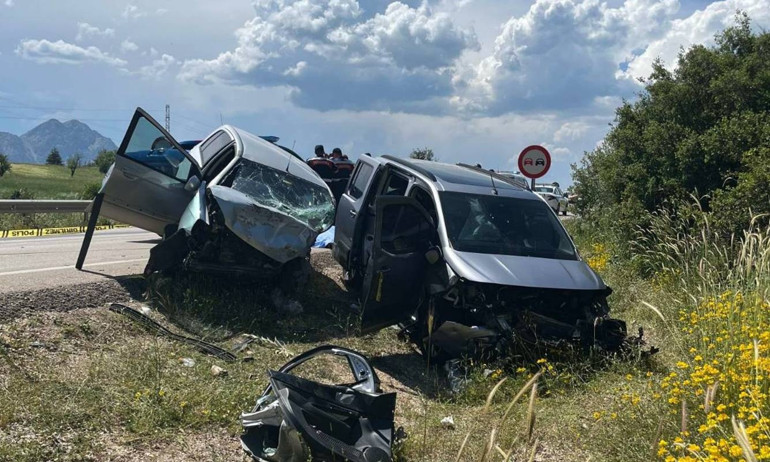 Feci kaza Otomobiller çarpıştı: 1 ölü, 5 yaralı