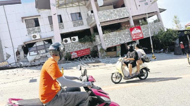Filipinler’i deprem vurdu! Denizde 7.8 karada yıkım 5 Filipinler’i deprem vurdu! Denizde 7.8 karada yıkım