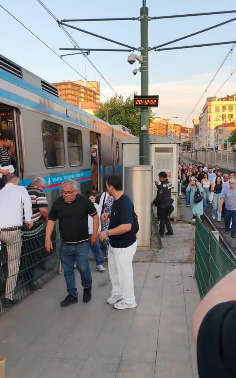 Gaziosmanpaşa’da trafoda çıkan yangın nedeniyle tramvay seferleri durdu
