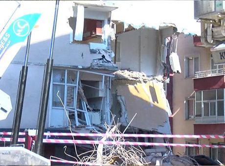 Güngören’de apartman yıkımı kabusa döndü! Bir anda çöktü, 2 bina tahliye edildi