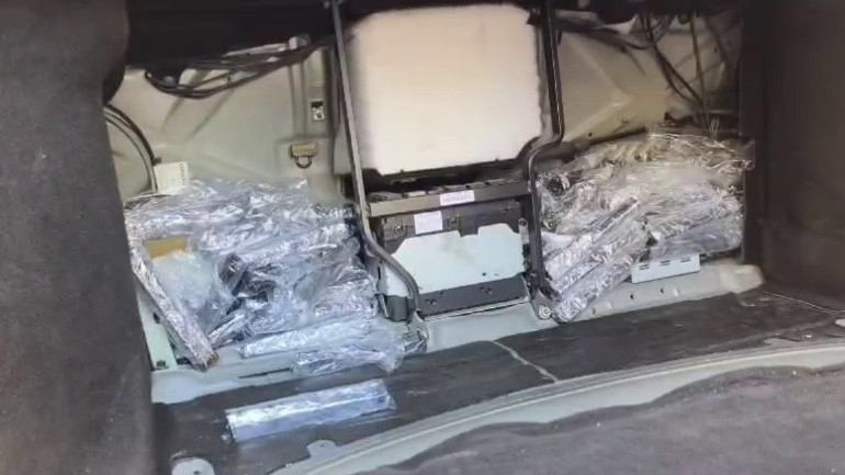 Hatay’da otomobildeki zuladan onlarca silah parçası çıktı