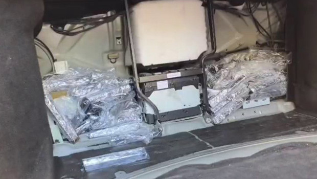 Hatay’da otomobildeki zuladan onlarca silah parçası çıktı