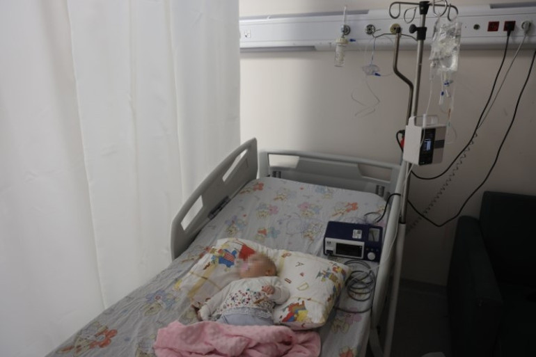 Hemşire, makasla sargıyı keserken bebeğin parmağını kopardı