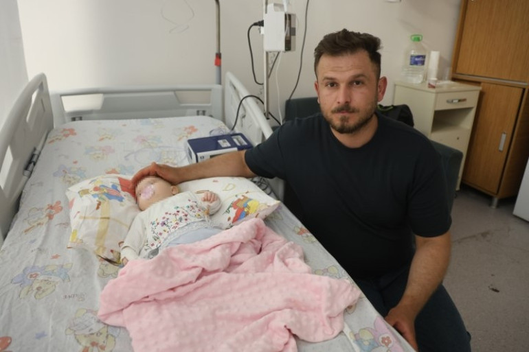 Hemşire, makasla sargıyı keserken bebeğin parmağını kopardı