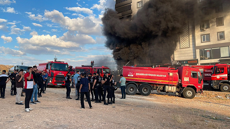 İnşaat malzemeleri satılan iş yerinde yangın: 6 kişi yaralandı 2 İnşaat malzemeleri satılan iş yerinde yangın: 6 kişi yaralandı