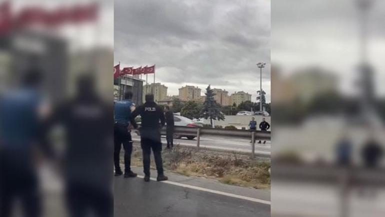 İstanbul D-100 karayolunda hareketli dakikalar! Bıçakla yola oturan şahıs trafiği felç etti 3 İstanbul D-100 karayolunda hareketli dakikalar! Bıçakla yola oturan şahıs trafiği felç etti