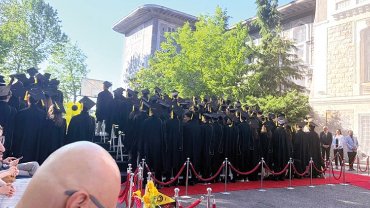 İstanbul Erkek Lisesi mezuniyetinde protesto... Okul yönetimi töreni yarıda kesti