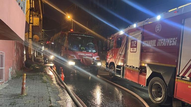İstanbul Gaziosmanpaşa'da 3 gecekondu alev alev yandı 3 İstanbul Gaziosmanpaşa'da 3 gecekondu alev alev yandı
