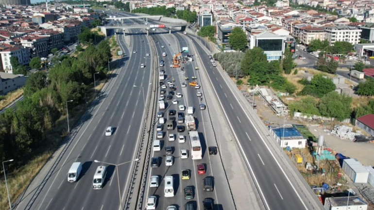 İstanbulda bariyerlere çarpan midibüs devrildi: 12 yaralı