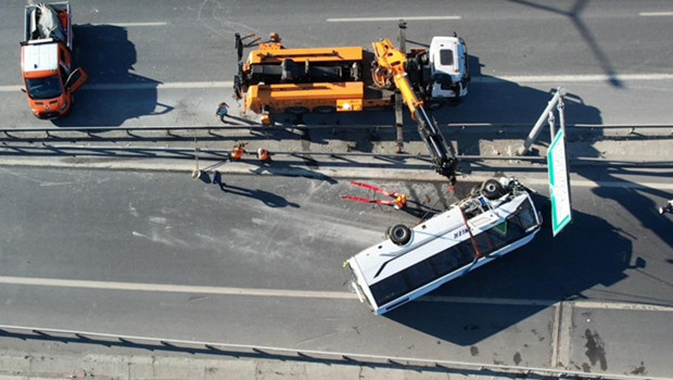 İstanbul’da bariyerlere çarpan midibüs devrildi: 12 yaralı