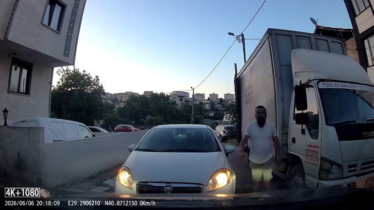 İstanbulda bir garip inatlaşma: Kaputu açıp aracım arıza yaptı dedi