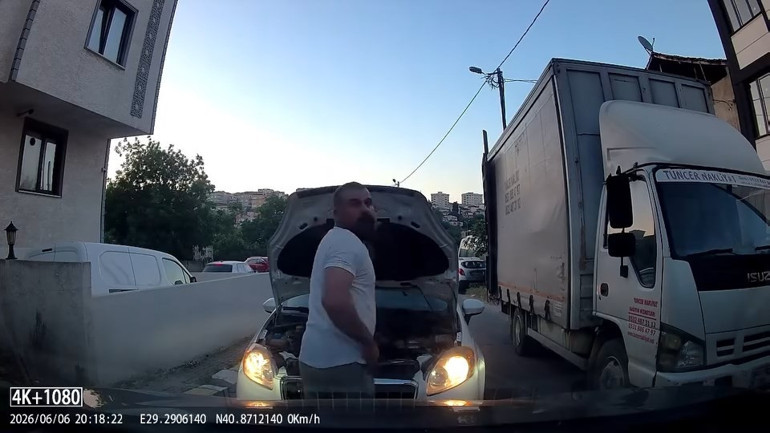 İstanbulda bir garip inatlaşma: Kaputu açıp aracım arıza yaptı dedi
