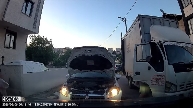 İstanbulda bir garip inatlaşma: Kaputu açıp aracım arıza yaptı dedi