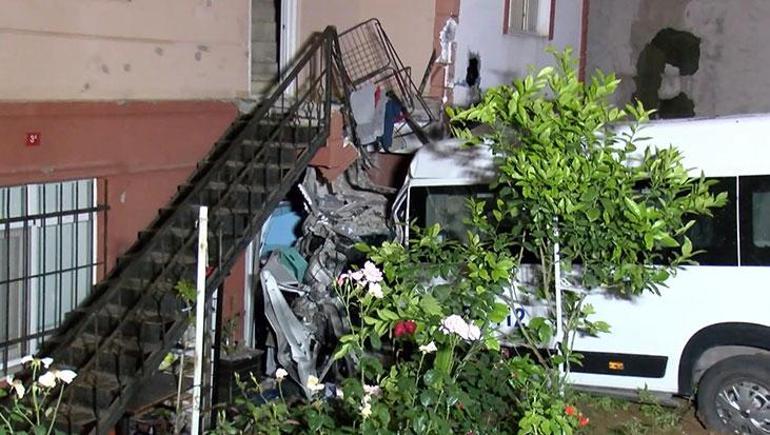 İstanbul'da feci kaza! Freni patlayan araç evin bahçesine uçtu: 1 yaralı 3 İstanbul'da feci kaza! Freni patlayan araç evin bahçesine uçtu: 1 yaralı