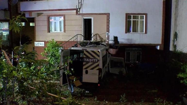 İstanbul'da feci kaza! Freni patlayan araç evin bahçesine uçtu: 1 yaralı 4 İstanbul'da feci kaza! Freni patlayan araç evin bahçesine uçtu: 1 yaralı