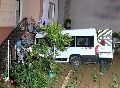 İstanbul’da feci kaza! Freni patlayan araç evin bahçesine uçtu: 1 yaralı
