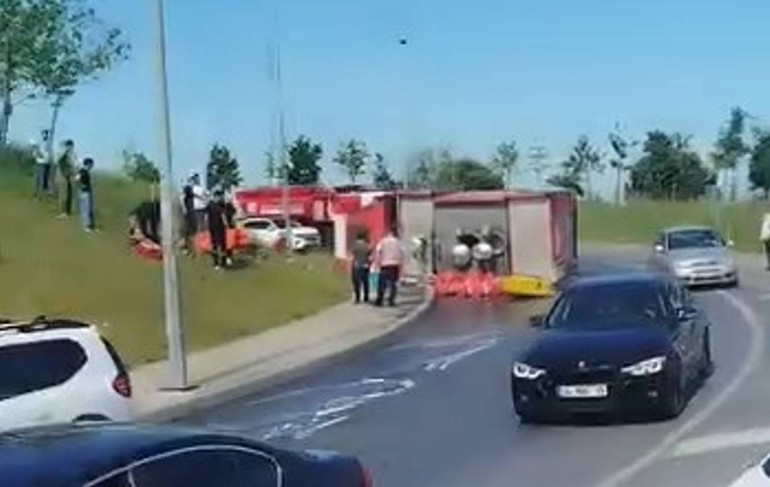 İstanbulda itfaiye aracı devrildi
