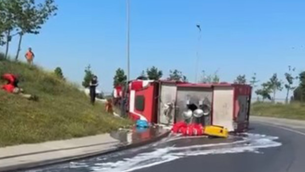 İstanbul’da itfaiye aracı devrildi