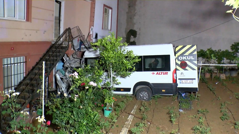 İstanbul’da servis minibüsünün evin bahçesine uçtuğu anlar kamerada; 1 ölü