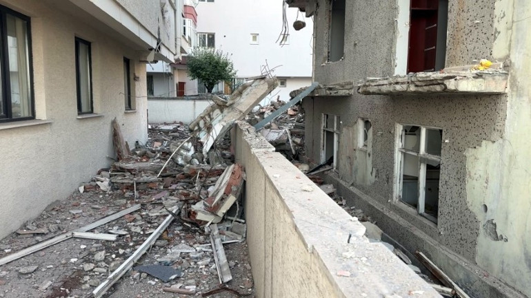 İstanbuldaki çalışmada korku dolu anlar: Büyük bir gürültü ve sarsıntı yaşandı; panikle evlerinden çıktılar