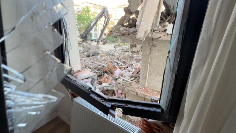 İstanbuldaki çalışmada korku dolu anlar: Büyük bir gürültü ve sarsıntı yaşandı; panikle evlerinden çıktılar