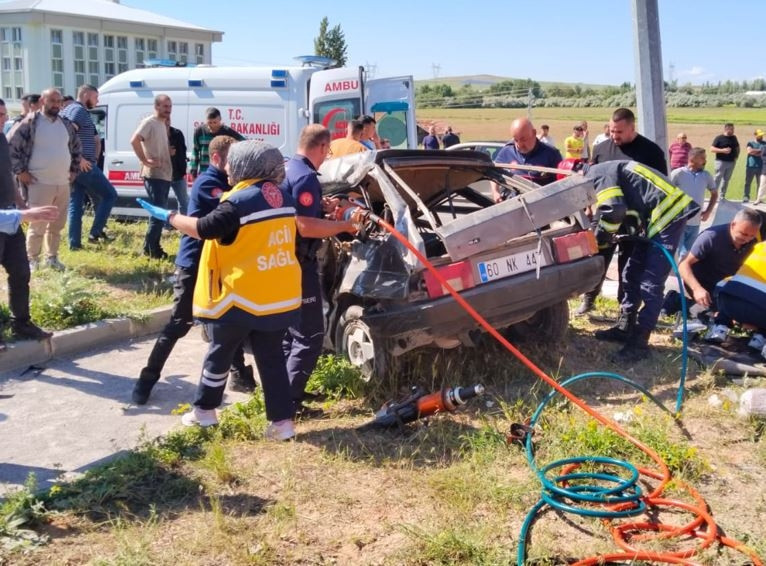 Kayseri'de 2 otomobil çarpıştı; 3 ölü, 5 yaralı 2 Kayseri'de 2 otomobil çarpıştı; 3 ölü, 5 yaralı