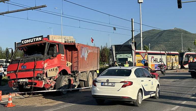 Kayseri'de feci kaza! Kamyon ile tramvay çarpıştı: Yaralılar var