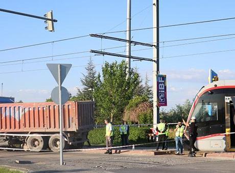 Kayseri’de feci kaza! Kamyon ile tramvay çarpıştı: Yaralılar var