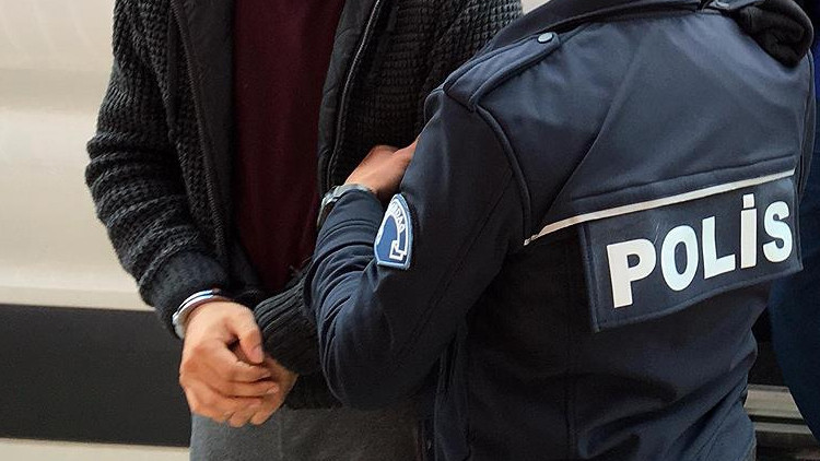 Kendilerini polis ve savcı olarak tanıtan şüpheliler yakalandı 2 Kendilerini polis ve savcı olarak tanıtan şüpheliler yakalandı