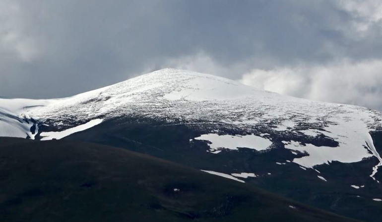 Kış şartları uzun sürdü Haziran ayında kar manzarası