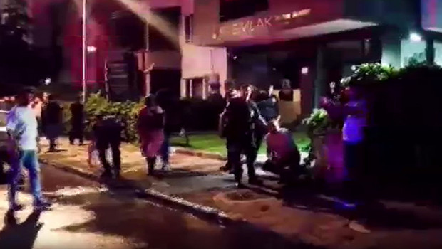 Kızını rahatsız eden gencin kulağını kesti: 1’i polis 2 yaralı
