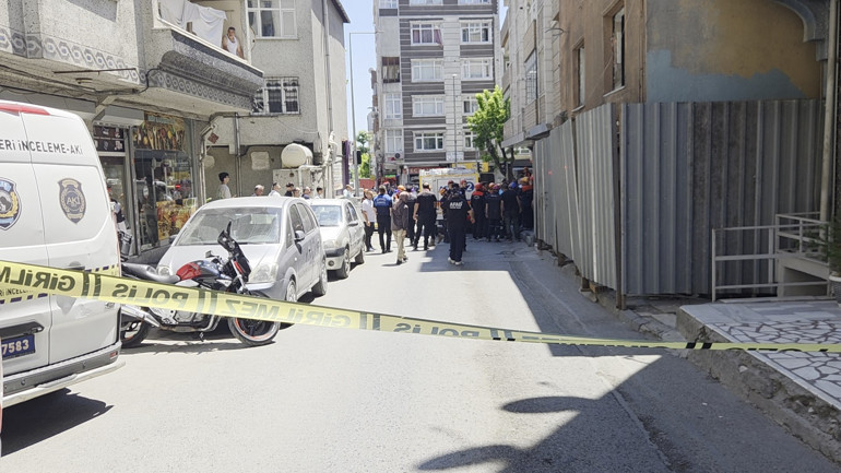 Küçükçekmecede binada kısmi çökme 3 işçi yaralandı