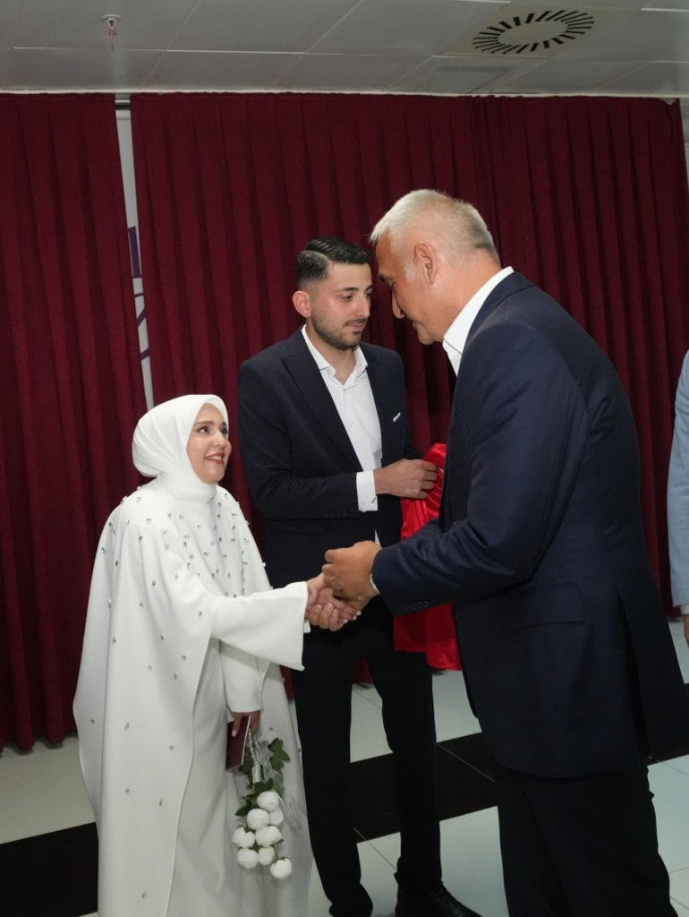 Kültür ve Turizm Bakanı Mehmet Nuri Ersoy, Antalyada yeni evlenen çiftin nikah şahidi oldu