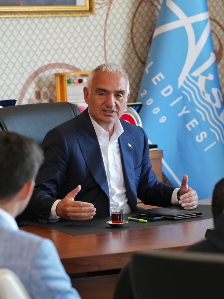 Kültür ve Turizm Bakanı Mehmet Nuri Ersoy, Antalyada yeni evlenen çiftin nikah şahidi oldu