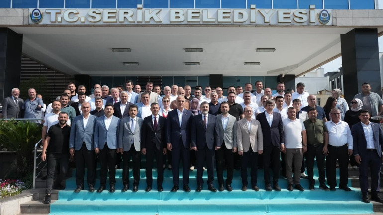 Kültür ve Turizm Bakanı Mehmet Nuri Ersoy, Antalyada yeni evlenen çiftin nikah şahidi oldu