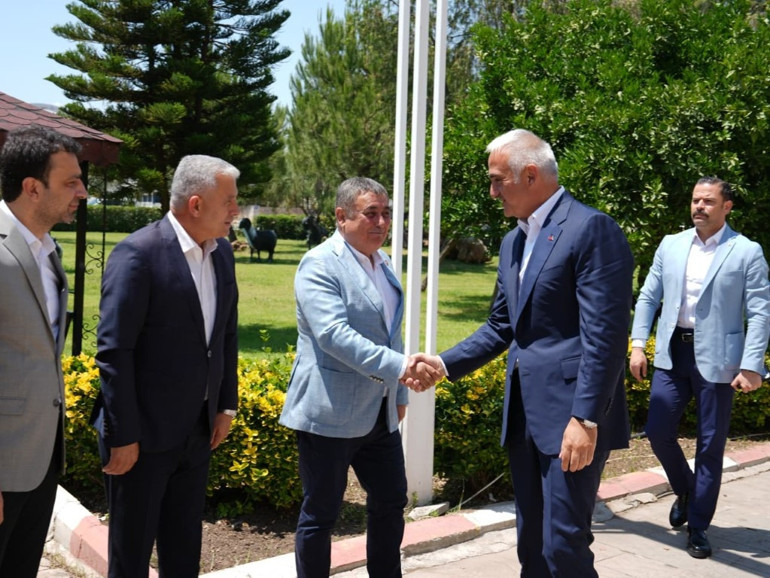 Kültür ve Turizm Bakanı Mehmet Nuri Ersoy, Antalyada yeni evlenen çiftin nikah şahidi oldu