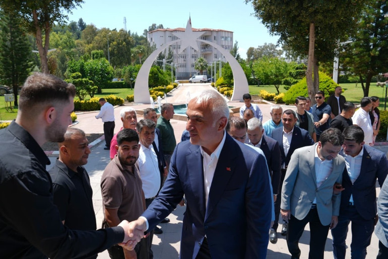 Kültür ve Turizm Bakanı Mehmet Nuri Ersoy, Antalyada yeni evlenen çiftin nikah şahidi oldu