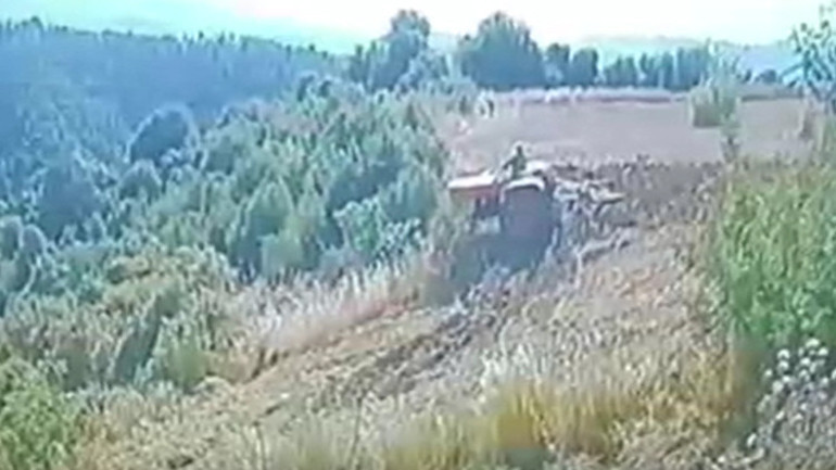 Manisa’da feci olay kamerada 4 çocuk babası devrilen traktörünün altında öldü